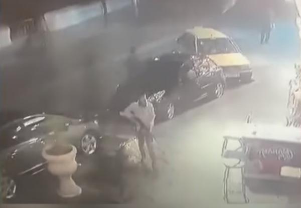 أزعجوه فقرر يؤدبهم: مسلح يطلق النار على رواد مقهى(فيديو)